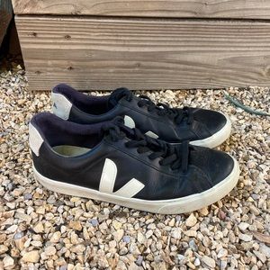 Veja leather sneaker black and white 10 barely worn
